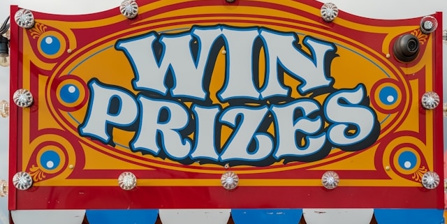 Pictutre of a fairground sign that says 'win prizes'